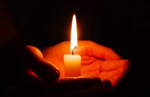 Άγιο Φώς και Καβείρια Μυστήρια… Κερί στο χέρι