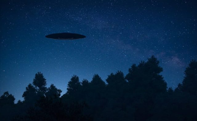 Νύχτα. UFO πάνω από τα δέντρα