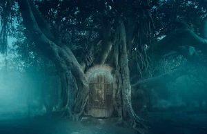 Ο Καθρέφτης που Αντανακλά τα Αόρατα Όνειρα Πόρτα σε κουφάλα τεράστιου δέντρου όπου κρύβεται ο Καθρέφτης που Αντανακλά τα Αόρατα Όνειρα