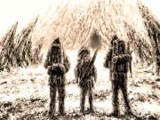 Σαμπάλα: Το Mυστηριώδες Βασίλειο των Ιμαλαίων Τρεις άνδρες στέκεται στην είσοδο σπηλαίου