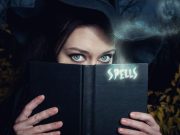 Η Ελισάβετ στην πόλη Μπάκιχαμ δεν είναι άνθρωπος Η Ελισάβετ κρύβει το πρόσωπό της εκτό από τα μάτια της πίσω από ένα βιβλία με ξόρκια