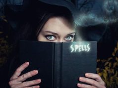 Η Ελισάβετ στην πόλη Μπάκιχαμ δεν είναι άνθρωπος Η Ελισάβετ κρύβει το πρόσωπό της εκτό από τα μάτια της πίσω από ένα βιβλία με ξόρκια