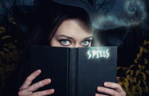 Η Ελισάβετ στην πόλη Μπάκιχαμ δεν είναι άνθρωπος Η Ελισάβετ κρύβει το πρόσωπό της εκτό από τα μάτια της πίσω από ένα βιβλία με ξόρκια