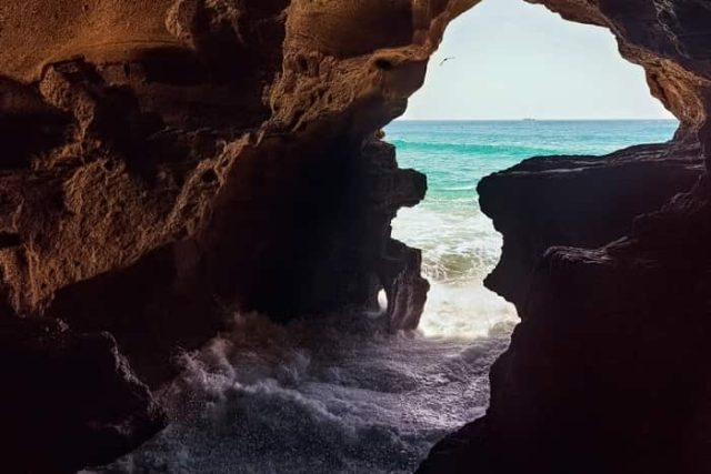 Αποψη των Σπηλαίων του Ηρακλή στο Ακρωτήριο Σπάρτελ, Μαρόκο