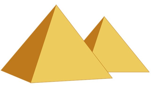δύο πυραμίδες