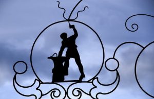 Ήφαιστος: Ο Άγνωστος Θεός και Δημιουργός του Ανθρώπινου Γένους