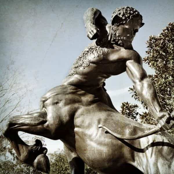 Ο Παράξενος Τάφος με Σκελετό Κενταύρου του Βόλου σε Πανεπιστήμιο