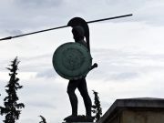 Μάχη των Θερμοπυλών: Αυτά που Δεν Γνωρίζουμε Άγαλμα του Λεωνίδα στο μνημείο των Θερμοπυλών στην Ελλάδα