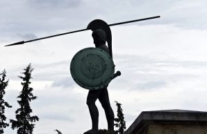 Μάχη των Θερμοπυλών: Αυτά που Δεν Γνωρίζουμε Άγαλμα του Λεωνίδα στο μνημείο των Θερμοπυλών στην Ελλάδα