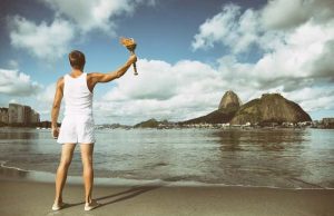 Οι Ολυμπιακοί Αγώνες είναι Απαγορευμένοι ακόμα. Με ποια έννοια. Νέος άνθρωπος κρατώντας πυρσό Ολυμπιακοί Αγώνες, Ρίο ντε Τζανέιρο