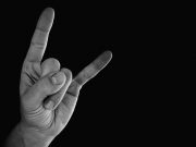 Ο χαιρετισμός των κεράτων. Η χειρονομία με βαθύτερους συμβολισμούς που δαιμονοποιήθηκε