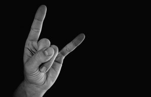 Ο χαιρετισμός των κεράτων. Η χειρονομία με βαθύτερους συμβολισμούς που δαιμονοποιήθηκε