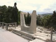 Τα Μινωικά Διπλά Ιερά Κέρατα και ο Ιερός Διπλός Πέλεκυς ή Λάβρυς