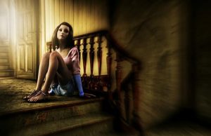 Αυτοί που γευματίζουν με τις ψυχές μας γυναίκα καθιστή στο κρεβάτι. Περιμένει αυτούς που γευματίζουν με τις ψυχές μας