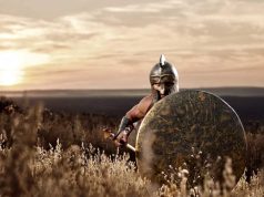 Η Επική Μάχη του Μαραθώνα αρχαίος Έλληνας στρατιώτης κρύβεται πίσω από την ασπίδα του