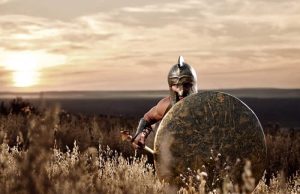 Η Επική Μάχη του Μαραθώνα αρχαίος Έλληνας στρατιώτης κρύβεται πίσω από την ασπίδα του