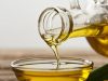 Πώς θα καταλάβουμε αν το ελαιόλαδο είναι καλής ποιότητας λάδι από το μπουκάλι ρίχνεται σε γυάλινο μπολ