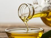 Πώς θα καταλάβουμε αν το ελαιόλαδο είναι καλής ποιότητας λάδι από το μπουκάλι ρίχνεται σε γυάλινο μπολ