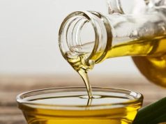 Πώς θα καταλάβουμε αν το ελαιόλαδο είναι καλής ποιότητας λάδι από το μπουκάλι ρίχνεται σε γυάλινο μπολ