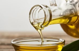 Πώς θα καταλάβουμε αν το ελαιόλαδο είναι καλής ποιότητας λάδι από το μπουκάλι ρίχνεται σε γυάλινο μπολ