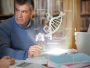 Βρέθηκε «Ολογραφική βιβλιοθήκη» Αρχαίου Προηγμένου Πολιτισμού; Μία αμφιλεγόμενη ανακάλυψη χωρίς αποδεικτικά στοιχεία. άντρας μπροστά σε ένα φουτουριστικό ολόγραμμα