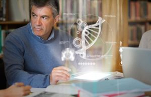 Βρέθηκε «Ολογραφική βιβλιοθήκη» Αρχαίου Προηγμένου Πολιτισμού; Μία αμφιλεγόμενη ανακάλυψη χωρίς αποδεικτικά στοιχεία. άντρας μπροστά σε ένα φουτουριστικό ολόγραμμα