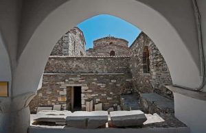 Παναγία Εκατονταπυλιανή : Πότε θα Ανοίξει η 100η Πύλη Παναγία Εκατονταπυλιανή