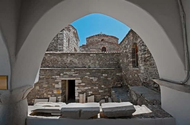 Παναγία Εκατονταπυλιανή