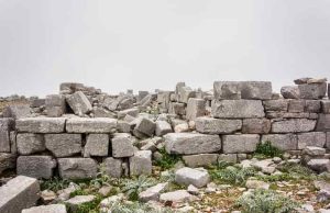 Ο Αλάριχος Καίει και Ισοπεδώνει την Ελλάδα Ο ισοπεδομένος ναός του Δία στο όρος Ατάβυρος, νησί της Ρόδου