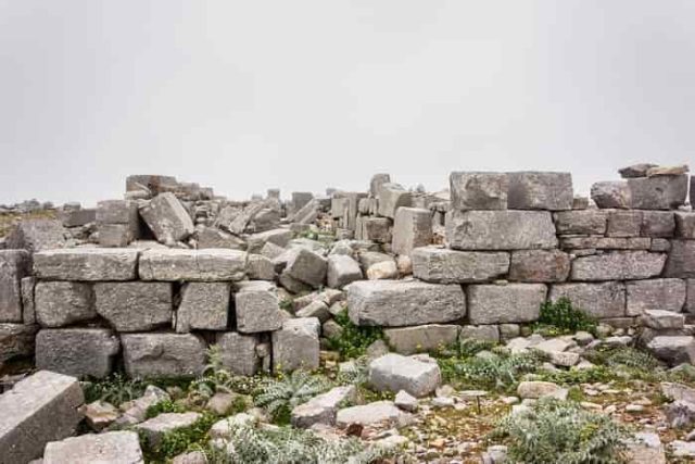 Ο ισοπεδομένος ναός του Δία στο όρος Ατάβυρος, νησί της Ρόδου