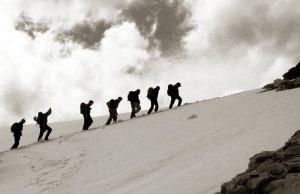 Τι Έβλεπαν οι Στρατιώτες στις Μάχες του ’40, σύμφωνα με τον Γεράσιμο Καλογεράκη στρατιώτες σε σειρά ανεβαίνουν χιονισμένο βουνό