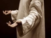 Οι Άγιοι Ανάργυροι έκαναν την πρώτη μεταμόσχευση στον κόσμο άντρας με χιτώνιο και απλωμένα χέρια. Το κεφάλι δεν φαίνεται.