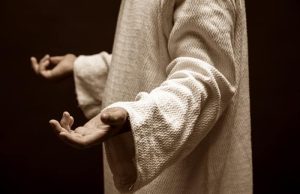 Οι Άγιοι Ανάργυροι έκαναν την πρώτη μεταμόσχευση στον κόσμο άντρας με χιτώνιο και απλωμένα χέρια. Το κεφάλι δεν φαίνεται.