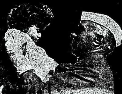 Ο Ινδός πρωθυπουργός, Παντίτ Νεχρού, κρατώντας στην αγκαλιά του τη μικρή Σαντί