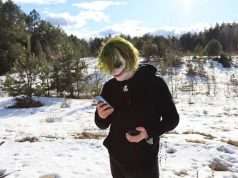 Η Απάτη του Τζόκερ. To video που αναστάτωσε όλη τη χώρα τζόκερ κοιτά το κινητό