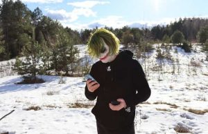 Η Απάτη του Τζόκερ. To video που αναστάτωσε όλη τη χώρα τζόκερ κοιτά το κινητό