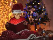 Τι κρύβεται στην “Χριστουγεννιάτικη Ιστορία” του Dickens παιδι διαβάζει την Χριστουγεννιάτικη Ιστορία