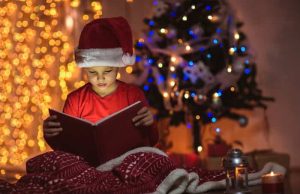 Τι κρύβεται στην “Χριστουγεννιάτικη Ιστορία” του Dickens παιδι διαβάζει την Χριστουγεννιάτικη Ιστορία
