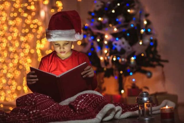 παιδι διαβάζει την Χριστουγεννιάτικη Ιστορία