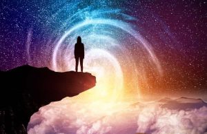 ΕΛΛΑΔΑ ΚΑΙ ΣΥΝΔΕΣΙΣ ΜΕ ΤΟ ΣΥΜΠΑΝ γυναίκα κοιτάζει το σύμπαν