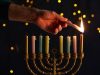 Μακκαβαίοι: Οι Σφαγείς των Ελλήνων που… Γιορτάζουμε Μερική άποψη του ανθρώπου ανάβοντας κεριά σε μενόρα