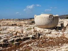 Το γιγαντιαίο πιθάρι της Αμαθούντας ύψους σχεδόν 2μ. Το γιγαντιαίο πιθάρι της Αμαθούντας ύψους σχεδόν 2μ.