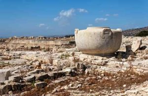 Το γιγαντιαίο πιθάρι της Αμαθούντας ύψους σχεδόν 2μ. Το γιγαντιαίο πιθάρι της Αμαθούντας ύψους σχεδόν 2μ.