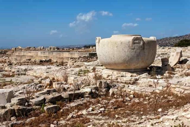 Το γιγαντιαίο πιθάρι της Αμαθούντας ύψους σχεδόν 2μ.