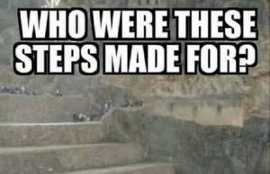 Ποιοι Έφτιαξαν Αυτά τα «Γιγαντιαία Σκαλοπάτια;» Γιγαντιαία Σκαλοπάτια με λίγους ανθρώπους να στέκονται σε κάποια σκαλιά