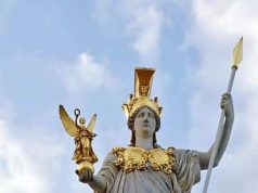 H Αθηνά Παλλάδα Έχει τα Χέρια της Πάνω Από Μας