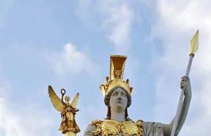 H Αθηνά Παλλάδα Έχει τα Χέρια της Πάνω Από Μας