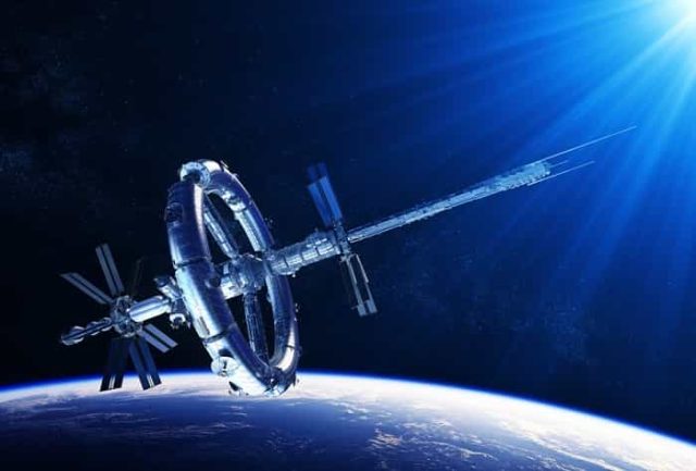 περιστρεφόμενος τεχνητός δορυφόρος αναπαριστά την Μυστηριώδη Τιμωρία του Ιξίωνα στο Διάστημα