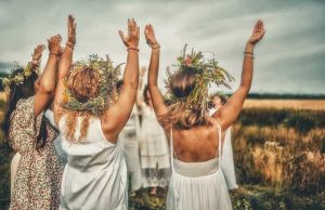 Εαρινή Ισημερία. Oι Πύλες Ανοίγουν γυναίκες ντυμένες στα λευκά και με λουλουδένια στεφάνια στα μαλλιά υψώνουν τα χέρια στον ουρανό