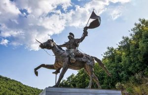 Τι έκρυψαν Κράτος και Εκκλησία για την Επανάσταση του 1821 Άγαλμα του Θεόδωρου Κολοκοτρώνη στο Ραμωβούνι Μεσσηνίας.